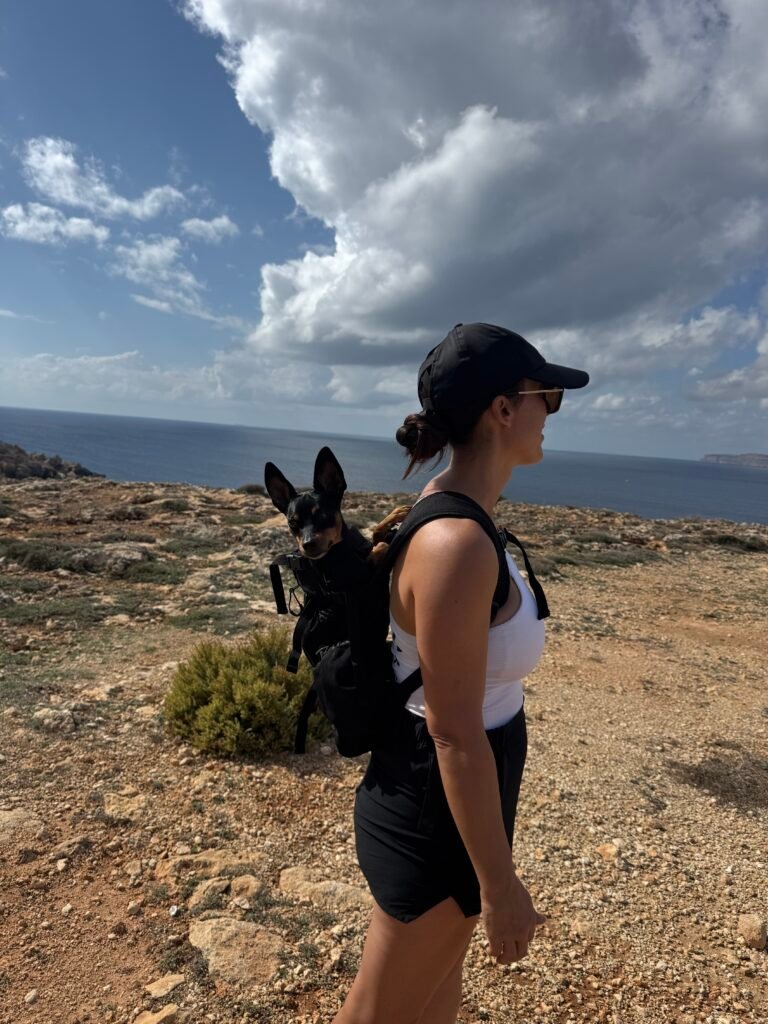 Paco en su mochila de hiking